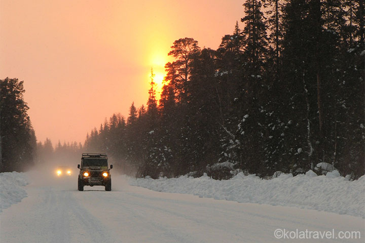 Entdecken Sie die Küste des Weißen Meeres und die Tundra von Russisch Lappland per 4x4 im Winter. Schnee und Eis Straßen und Pisten warten auf Sie!