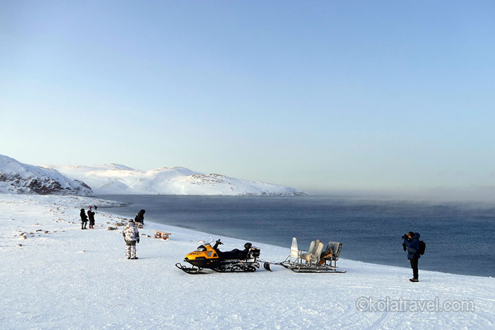 Um das Nordlicht zu sehen und Russisch-Lappland kennenzulernen, sollten Sie in die Region Murmansk auf der Kola-Halbinsel kommen. Lernen Sie die größte Weltstadt über dem Polarkreis, das Schneedorf, das Chibiny-Gebirge mit dem Schneemobil, Rentiere, Schlittenfahrten mit Huskyhunden, das Dorf Teriberka und das Arktische Meer und vieles mehr über dem Polarkreis am 69. Breitengrad kennen - Kola Travel