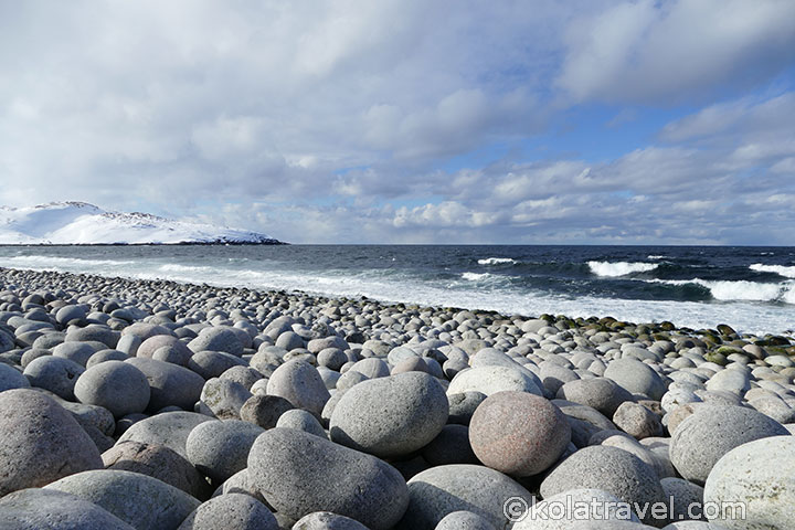 Eintägiger Winterausflug an die Küste der Barentssee und nach Teriberka. Drehorte des berühmten Films „Leviathan“, gefrorener Wasserfall, Strand mit „Dracheneiern“, ein Schiffsfriedhof, eisfreie Gewässer des Arktischen Ozeans.