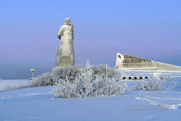 Um das Nordlicht zu sehen und Russisch-Lappland kennenzulernen, sollten Sie in die Region Murmansk auf der Kola-Halbinsel kommen. Lernen Sie die größte Weltstadt über dem Polarkreis, das Schneedorf, das Chibiny-Gebirge mit dem Schneemobil, Rentiere, Schlittenfahrten mit Huskyhunden, das Dorf Teriberka und das Arktische Meer und vieles mehr über dem Polarkreis am 69. Breitengrad kennen - Kola Travel