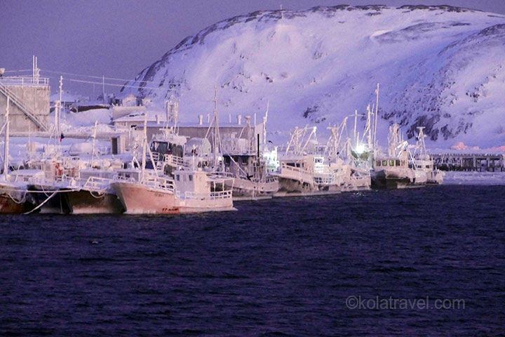 Um das Nordlicht zu sehen und Russisch-Lappland kennenzulernen, sollten Sie in die Region Murmansk auf der Kola-Halbinsel kommen. Lernen Sie die größte Weltstadt über dem Polarkreis, das Schneedorf, das Chibiny-Gebirge mit dem Schneemobil, Rentiere, Schlittenfahrten mit Huskyhunden, das Dorf Teriberka und das Arktische Meer und vieles mehr über dem Polarkreis am 69. Breitengrad kennen - Kola Travel