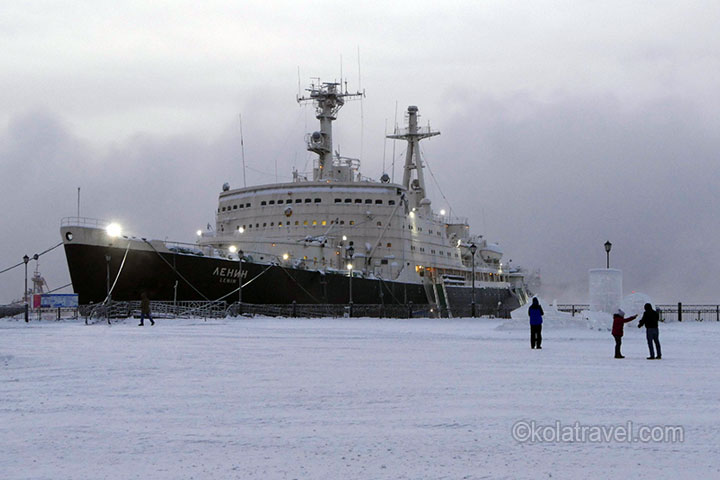Um das Nordlicht zu sehen und Russisch-Lappland kennenzulernen, sollten Sie in die Region Murmansk auf der Kola-Halbinsel kommen. Lernen Sie die größte Weltstadt über dem Polarkreis, das Schneedorf, das Chibiny-Gebirge mit dem Schneemobil, Rentiere, Schlittenfahrten mit Huskyhunden, das Dorf Teriberka und das Arktische Meer und vieles mehr über dem Polarkreis am 69. Breitengrad kennen - Kola Travel