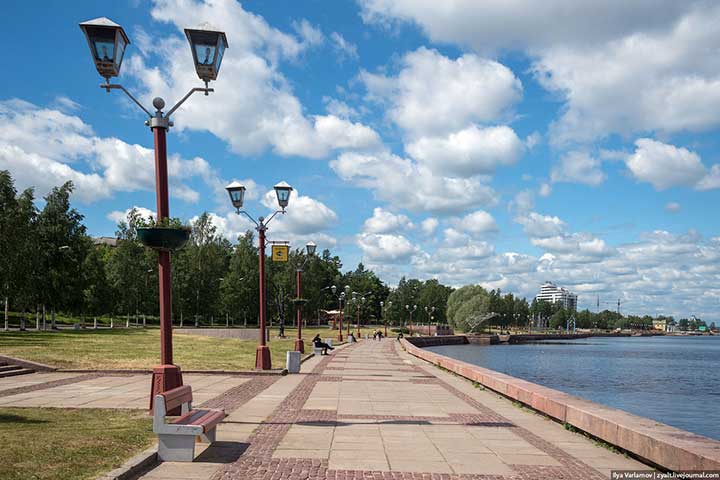 Wir bieten interessante Exkursionen in die Stadt Peter des Großen, Petrosawodsk. Einige Stunden mit interessanten Themen bis hin zu eintägigen Besichtigungen. Kola Travel