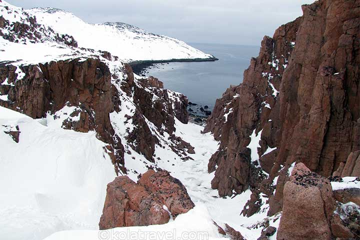 Eintägiger Winterausflug an die Küste der Barentssee und nach Teriberka. Drehorte des berühmten Films „Leviathan“, gefrorener Wasserfall, Strand mit „Dracheneiern“, ein Schiffsfriedhof, eisfreie Gewässer des Arktischen Ozeans.