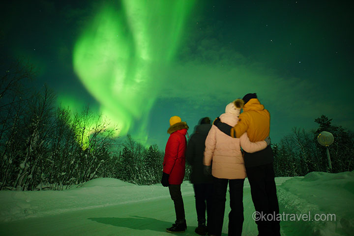 Um das Nordlicht zu sehen und Russisch-Lappland kennenzulernen, sollten Sie in die Region Murmansk auf der Kola-Halbinsel kommen. Lernen Sie die größte Weltstadt über dem Polarkreis, das Schneedorf, das Chibiny-Gebirge mit dem Schneemobil, Rentiere, Schlittenfahrten mit Huskyhunden, das Dorf Teriberka und das Arktische Meer und vieles mehr über dem Polarkreis am 69. Breitengrad kennen - Kola Travel