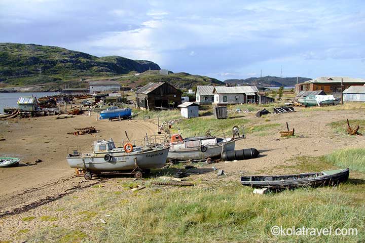 Tagestrip zum Dorf Teriberka und eins von den seltenen Phänomenen der Erde. Begegnung mit den 'Rolling Stones' in der Murmansk Region an der Küste der Barentssee.