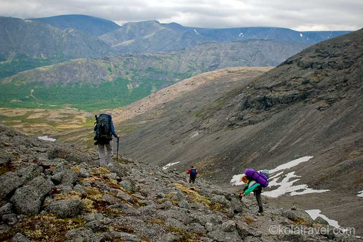 Ein besonderes Rucksack-Trekking in den höchsten und ältesten Bergen Lapplands in der Region Murmansk. Entdecken Sie auf Ihrer Wanderung durch die Khibiny Tundra die arktischen Naturwunder der Kola-Halbinsel! Die heiseren Rufe der seltenen Gerfalken aus schwindelnden Höhen begleiten Sie dabei. .