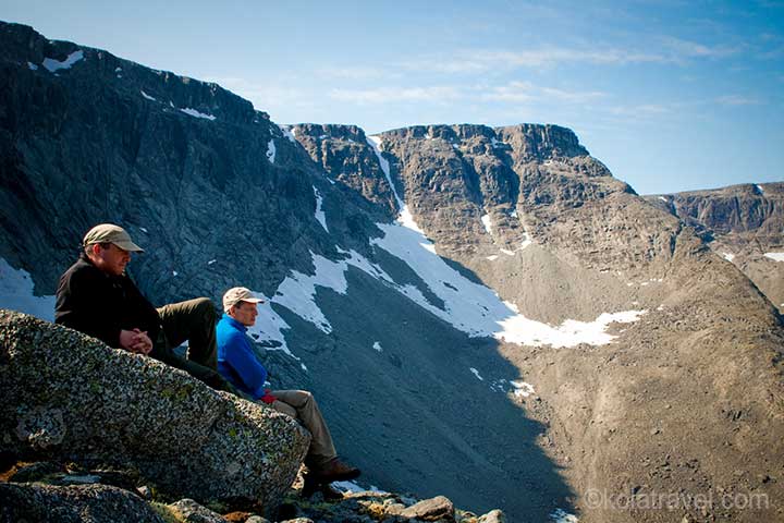 Ein besonderes Rucksack-Trekking in den höchsten und ältesten Bergen Lapplands in der Region Murmansk. Entdecken Sie auf Ihrer Wanderung durch die Khibiny Tundra die arktischen Naturwunder der Kola-Halbinsel! Die heiseren Rufe der seltenen Gerfalken aus schwindelnden Höhen begleiten Sie dabei. 