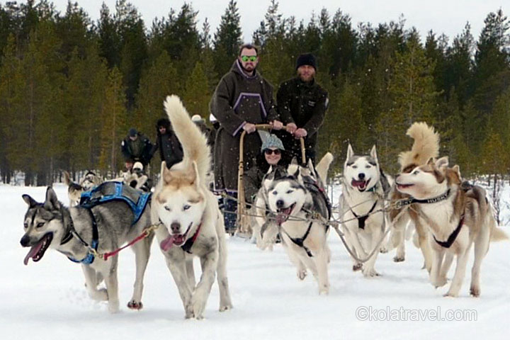 Um das Nordlicht zu sehen und Russisch-Lappland kennenzulernen, sollten Sie in die Region Murmansk auf der Kola-Halbinsel kommen. Lernen Sie die größte Weltstadt über dem Polarkreis, das Schneedorf, das Chibiny-Gebirge mit dem Schneemobil, Rentiere, Schlittenfahrten mit Huskyhunden, das Dorf Teriberka und das Arktische Meer und vieles mehr über dem Polarkreis am 69. Breitengrad kennen - Kola Travel